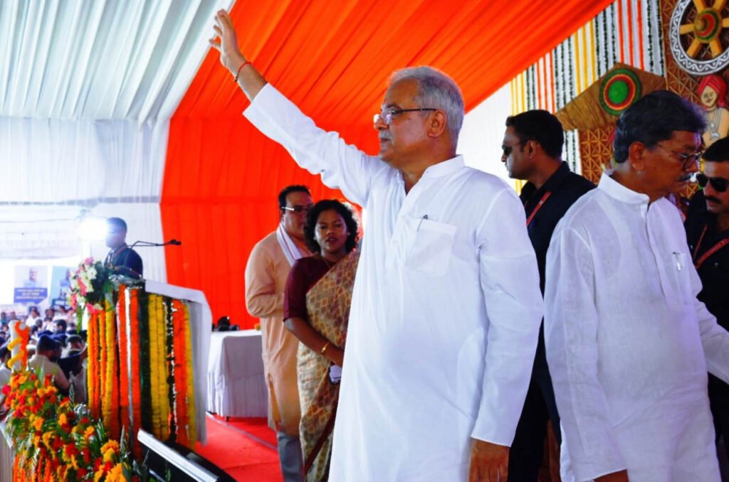 मुख्यमंत्री ने सक्ती जिले को 145 करोड़ रूपए से अधिक के विकास कार्यों की दी सौगात, डभरा में आयोजित लोकार्पण और भूमिपूजन कार्यक्रम में हुए शामिल 3 1696330477 e1f2646574c41b82a551