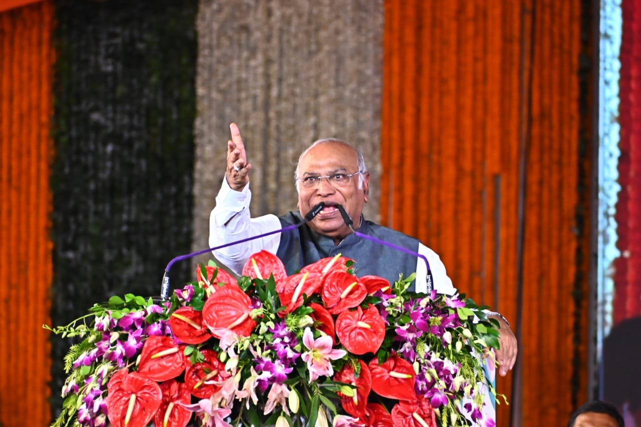 किसान, गरीब, मजदूर सहित सभी वर्ग के लोगों की भलाई और उत्थान के लिए कार्य कर रही छत्तीसगढ़ सरकार - श्री खड़गे 1 1696413097 60edd030fe40b1dacf57 1