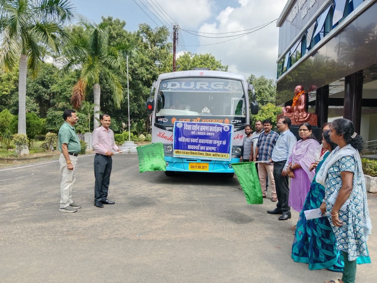 कोरिया : ‘स्व सहायता समूह की महिलाएं’ उन्नत कोदो प्रसंस्करण, लाख उत्पादन को समझने मध्यप्रदेश रवाना 1 1696672791 6e94d46c05638a5270f2