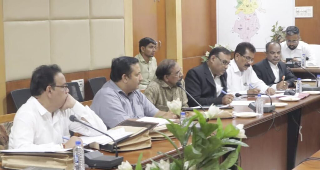 मुख्य निर्वाचन पदाधिकारी रीना बाबासाहेब कंगाले ने राजनीतिक दलों के प्रतिनिधियों की बैठक ली 2 1696955227 d08f1d7eb7d74578b87c