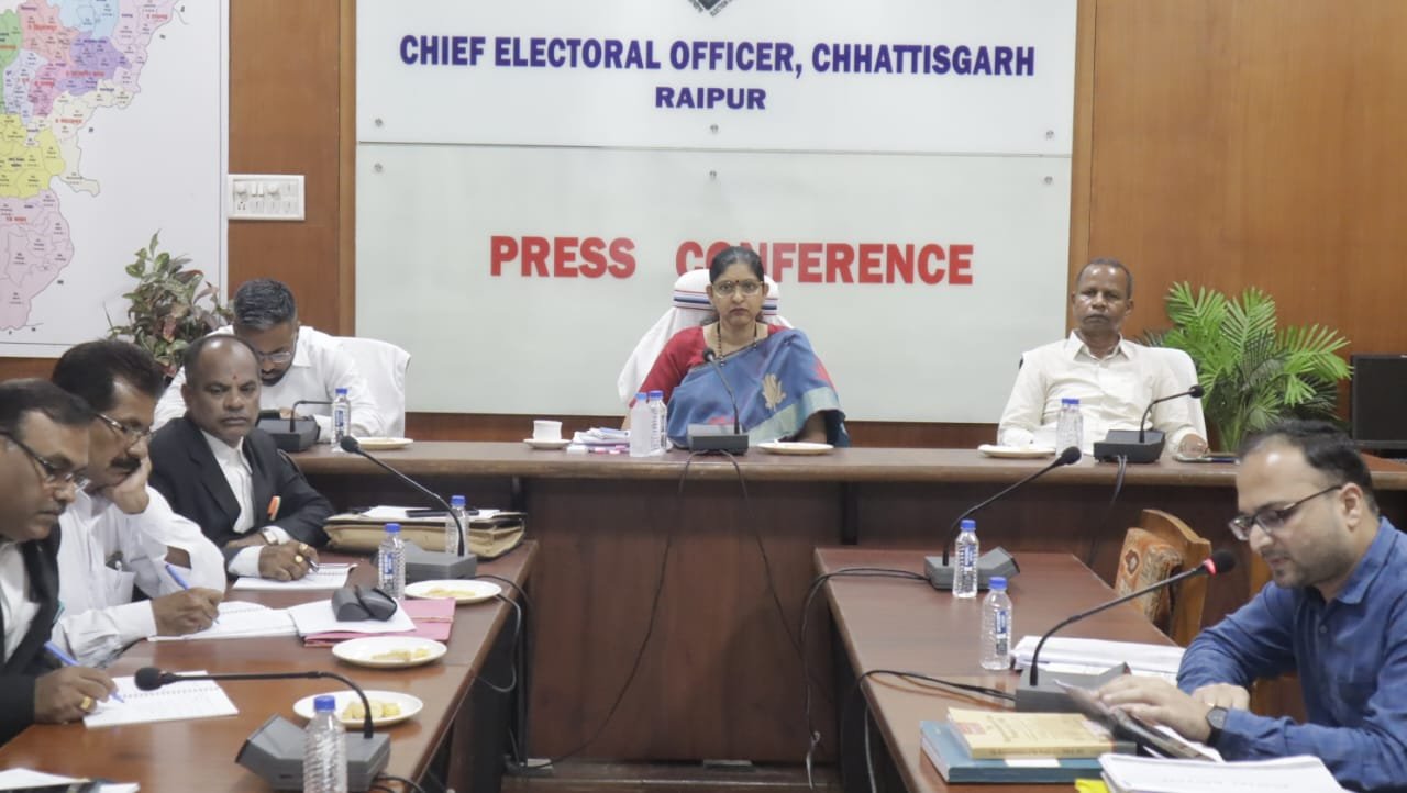 मुख्य निर्वाचन पदाधिकारी रीना बाबासाहेब कंगाले ने राजनीतिक दलों के प्रतिनिधियों की बैठक ली 1 1696955238 4c3b2169440b6e7fd35d