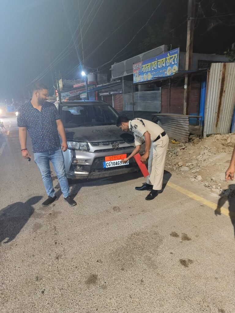 बिलासपुर में निर्वाचन आयोग के निर्देश पर पुलिस द्वारा रात्रि चेकिंग के दौरान एक वाहन से वैध दस्तावेज न होने से 93 लाख के गोल्ड और अन्य ज्वेलरी बरामद 2 IMG 20231015 WA0007