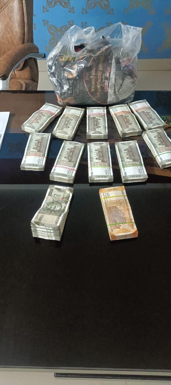 बिलासपुर में निर्वाचन आयोग के निर्देश पर पुलिस द्वारा रात्रि चेकिंग के दौरान एक वाहन से वैध दस्तावेज न होने से 93 लाख के गोल्ड और अन्य ज्वेलरी बरामद 1 IMG 20231015 WA0008