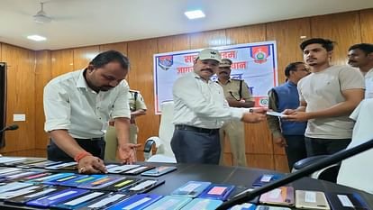 बालोद: 81 लोगों को वापस मिला खोया हुआ फोन, मोबाइल वापस मिलने की छोड़ चुके थे उम्मीद 1 fana pakara lga ka khal cahara 1696329607