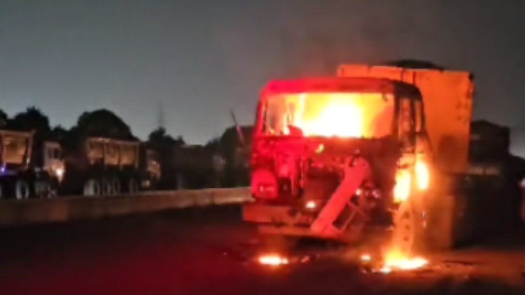 कोरबा: उड़िया बस्ती के पास खड़े मालवाहक में अचानक लगी आग, फायर ब्रिगेड ने किया नियंत्रण 1 image editor output image 1272590232 1698287462193