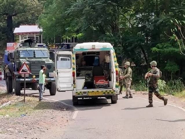 जम्मू-कश्मीर: राजोरी सैन्य शिविर में मेजर ने की गोलीबारी, ग्रेनेड फेंके, तीन अधिकारियों समेत पांच जवान घायल, आर्मी ने कहा- गलती से ग्रेनेड फटा, 1 घायल 1 images 40