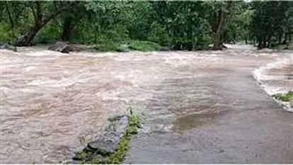 अंबिकापुर: नाला पार करते वक्त हादसा, पानी में बह गई महिला: शव बरामद 1 nal ma bha gaii mahal 1696402677