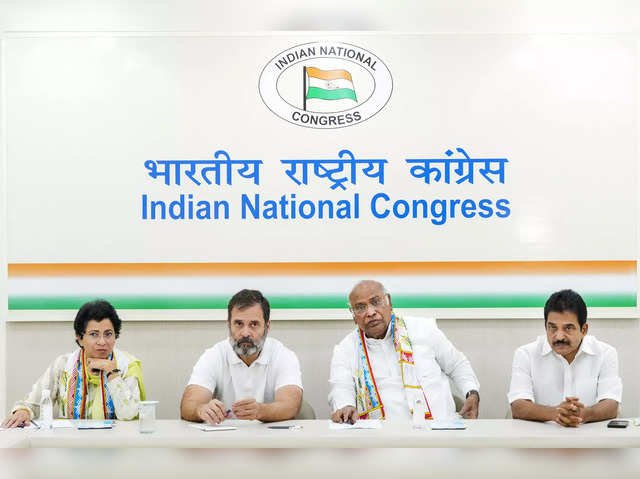 आज आयेगी कांग्रेस की दूसरी लिस्ट : केंद्रीय चुनाव समिति की नई दिल्ली में बैठक, CM भूपेश बघेल और PCC चीफ दीपक बैज होंगे शामिल, 40 प्रत्याशियों के नामों की हो सकती है घोषणा 1 new delhi congress president mallikarjun kharge with aicc chhattisgarh incharge