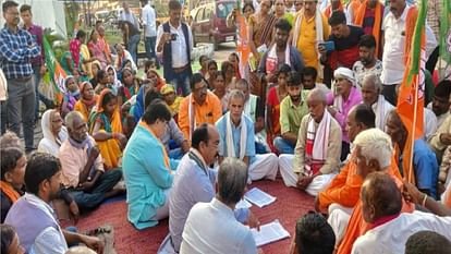 तीसरे दिन भी बीजेपी कार्यालय के बाहर आदिवासियों का धरना जारी ,नहीं रुक रहा विरोध का स्वर 1 raipur news 1697474929