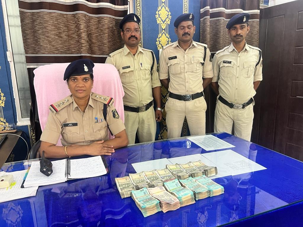 जिला निर्वाचन की एसएसटी एफएसटी, पुलिस और आरपीएफ टीम की संयुक्त कार्यवाही,15 लाख रुपए और 1 किलो चांदी जप्त 1 IMG 20231104 WA0007