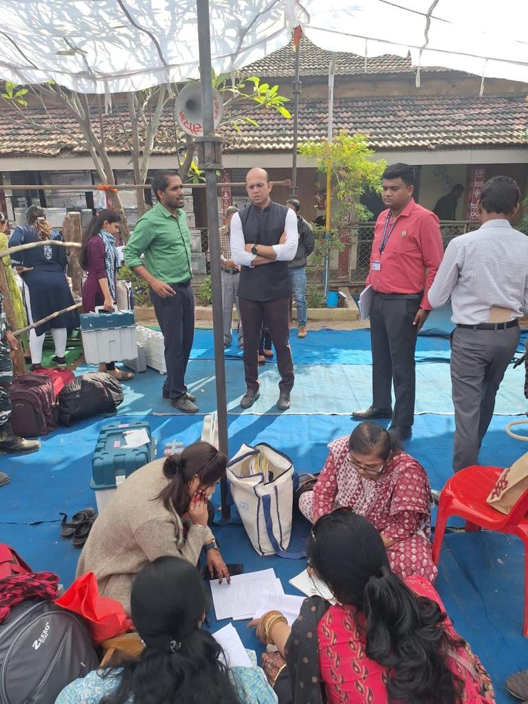 चुनाव कराने मतदान केंद्रों के लिए रवाना हुये दल, नौ हजार से अधिक कर्मचारी करायेंगे मतदान 1 IMG 20231116 WA0016