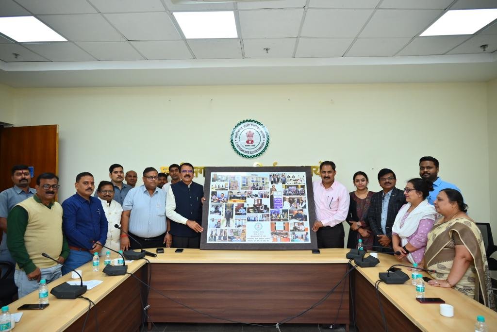 सेवामुक्त हुए छत्तीसगढ़ राज्य निर्वाचन आयुक्त ठाकुर राम सिंह को आयोग में दी गयी भाव भीनी विदाई 1 IMG 20231129 WA0052