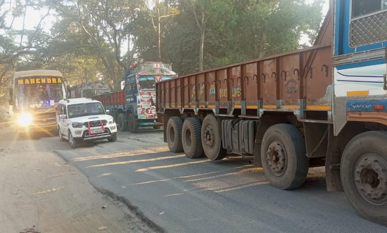 केशकाल घाटी की सड़क का पेचवर्क हुआ शुरू, लंबा जाम लगने से मार्ग किया गया परिवर्तित 1 WhatsApp Image 2023 11 17 at 16.47.18 780x470 1