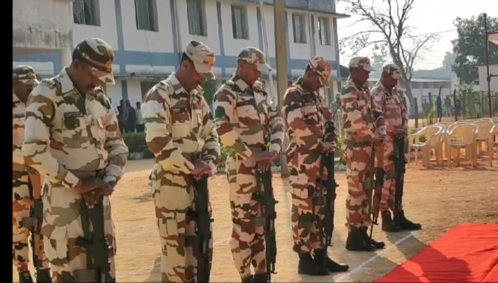 गरियाबंद: मतदान दल को रोकने नक्सलियों ने लगाया था IED बम, चपेट में आने से एक जवान शहीद, नम आंखों से दी गई श्रद्धांजलि 2 WhatsApp Image 2023 11 18 at 9.23.06 AM 1024x583 1