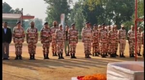 गरियाबंद: मतदान दल को रोकने नक्सलियों ने लगाया था IED बम, चपेट में आने से एक जवान शहीद, नम आंखों से दी गई श्रद्धांजलि 3 WhatsApp Image 2023 11 18 at 9.23.08 AM 1024x565 1