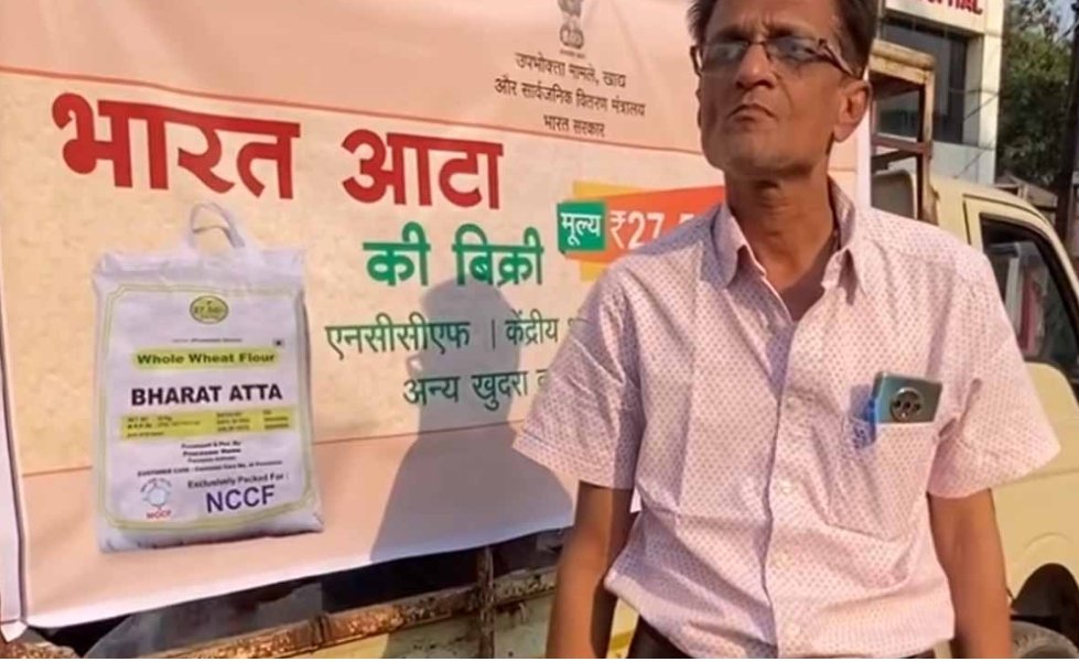 सस्ते में खरीदें आटा, महंगाई से राहत देने रायपुर पहुंची केंद्र सरकार की वैन 1 image editor output image1073713208 1700618710063