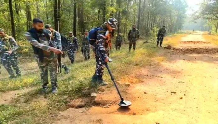 Chhattisgarh Election 2023: वोटिंग के बीच धमतरी में CRPF की टीम पर नक्सली हमला 1 images 2023 11 17T124914.302