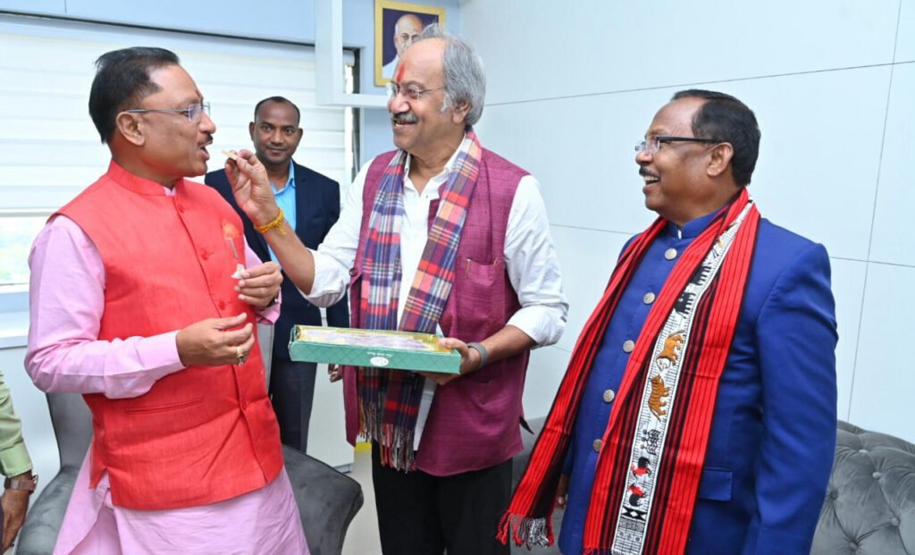 मुख्यमंत्री विष्णु देव साय से आज यहां मंत्रालय महानदी भवन स्थित उनके कार्यालय में मंत्रिमंडल के नवनियुक्त सदस्यों ने मुलाकात की 2 1703239590 d0035b719d2ffbe137e3
