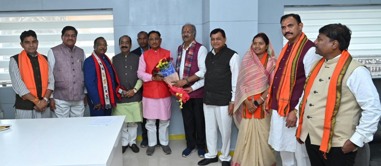 मुख्यमंत्री विष्णु देव साय से आज यहां मंत्रालय महानदी भवन स्थित उनके कार्यालय में मंत्रिमंडल के नवनियुक्त सदस्यों ने मुलाकात की 1 1703239644 79f0b02e57b02f2dd7cd