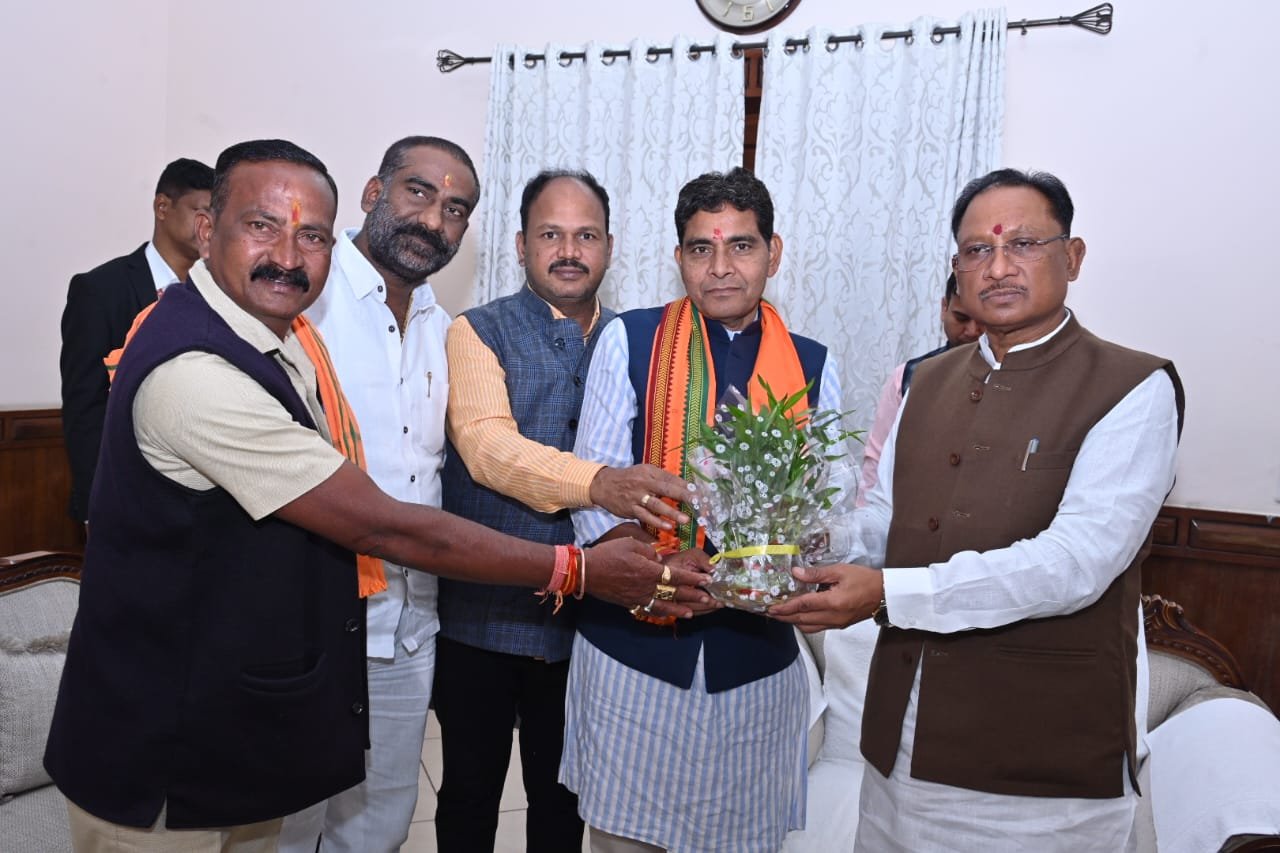 मुख्यमंत्री विष्णु देव साय से मंत्री टंकराम वर्मा ने की सौजन्य मुलाकात 1 1703659349 3febb7de28976b77c07a