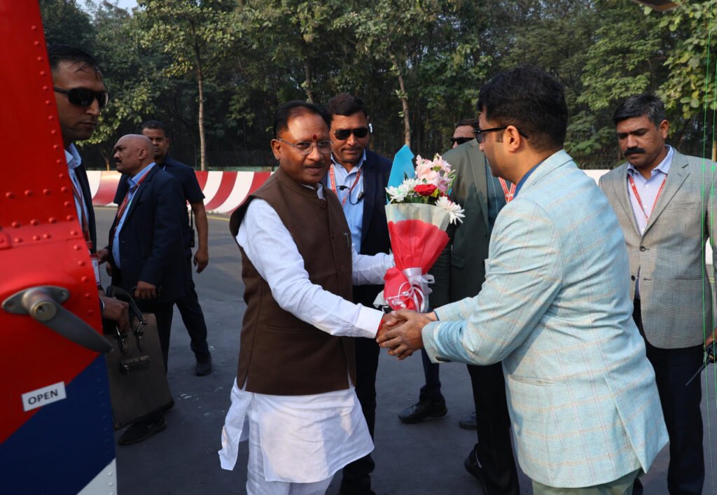 मुख्यमंत्री श्री विष्णु देव साय ओ पी जिंदल एयर स्ट्रीप रायगढ़ पहुँचे<br> <br> 3 1703672466 34790cc4d03b394b0834