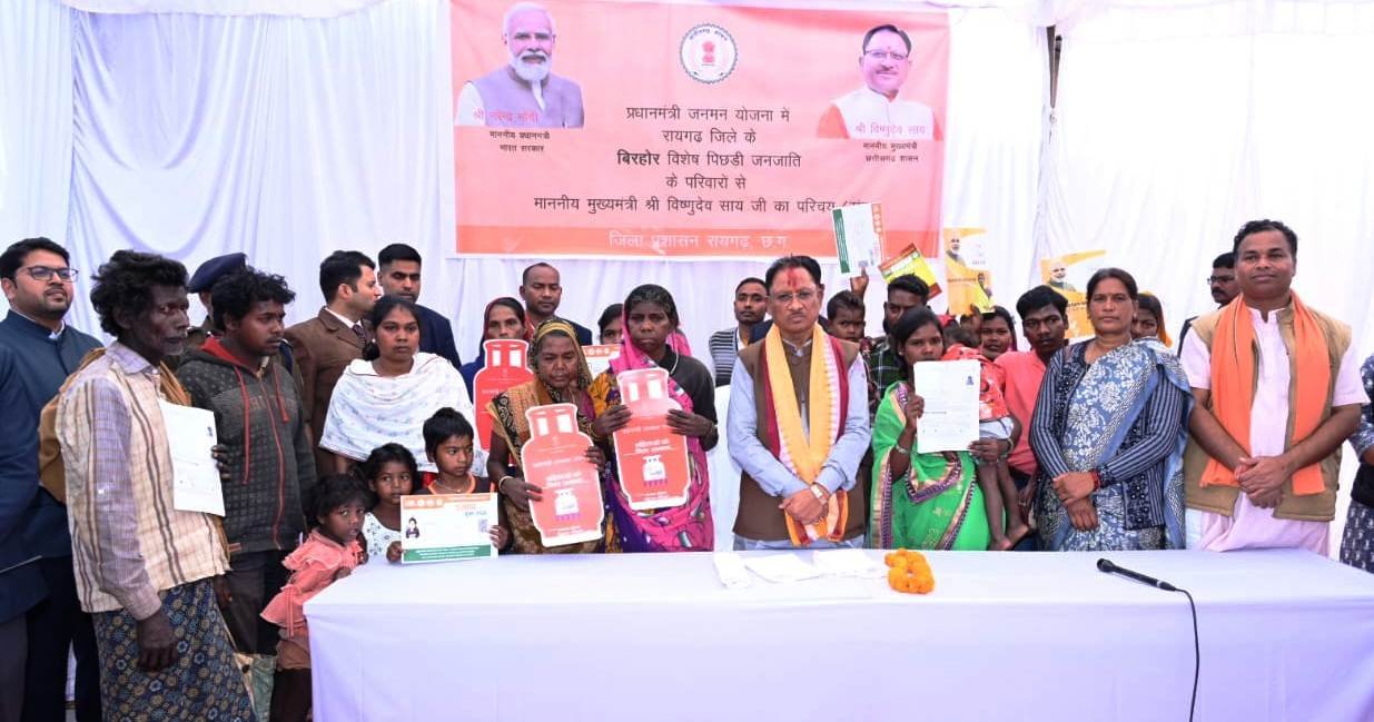 मुख्यमंत्री के हाथों 60 साल की नान्हीबाई को मिला उज्जवला गैस कनेक्शन: मुस्कुराते हुए बोली लकड़ी लाने अब नहीं जाना पड़ेगा जंगल 1 1703861854 a906f248873ff03f3091