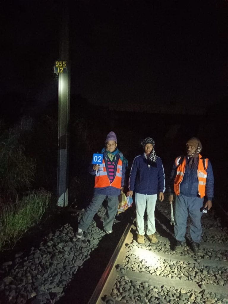 दक्षिण पूर्व मध्य रेलवे में संरक्षित ट्रेन परिचालन के लिए उठाए जा रहे है एहतियाती कदम 1 7 15 768x1024 1