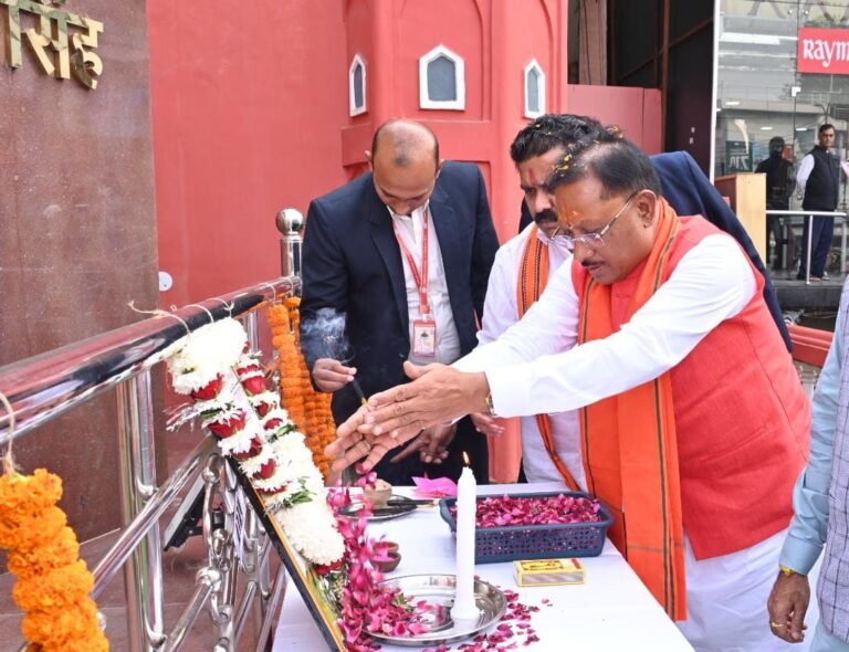 मुख्यमंत्री विष्णु देव साय ने शपथ ग्रहण के पहले दो महान विभूतियों को किया नमन 2 IMG 20231213 WA0061 768x590 1