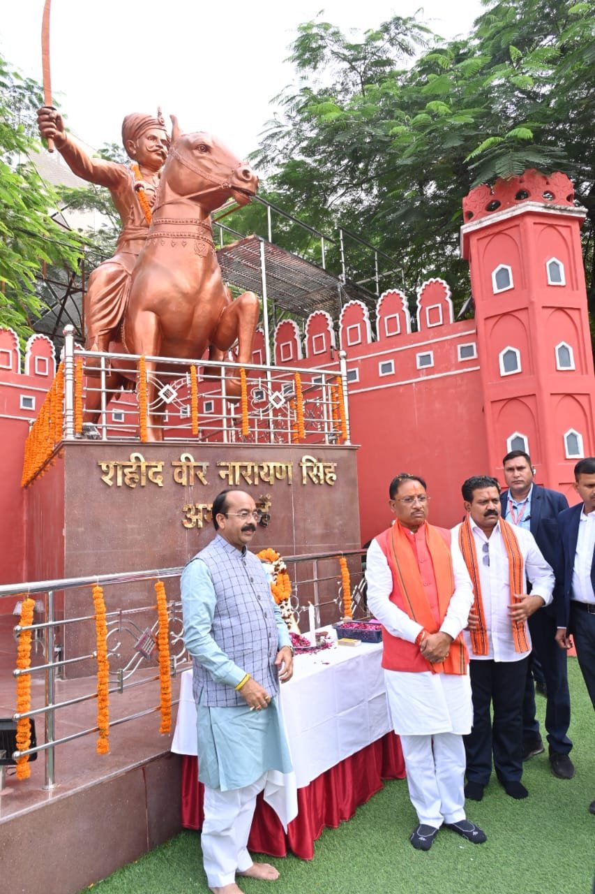 मुख्यमंत्री विष्णु देव साय ने शपथ ग्रहण के पहले दो महान विभूतियों को किया नमन 1 IMG 20231213 WA0062