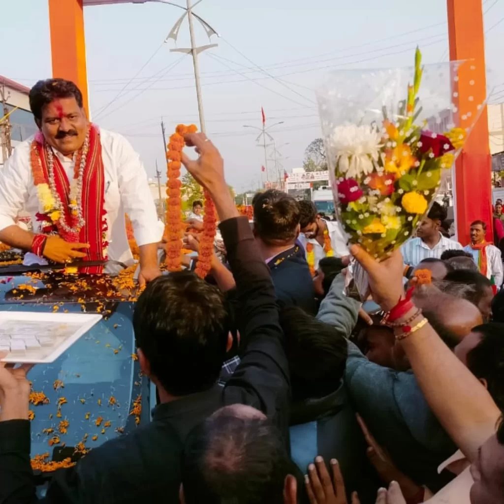 उपमुख्यमंत्री विजय शर्मा के कवर्धा आगमन पर रोड शो व स्वागत में उमड़ा जनसैलाब, विभिन्न संगठनों के द्वारा लड्डुओं से तौलकर किया गया अभिनंदन 3 IMG 20231216 WA0958 1 1536x1536.jpg