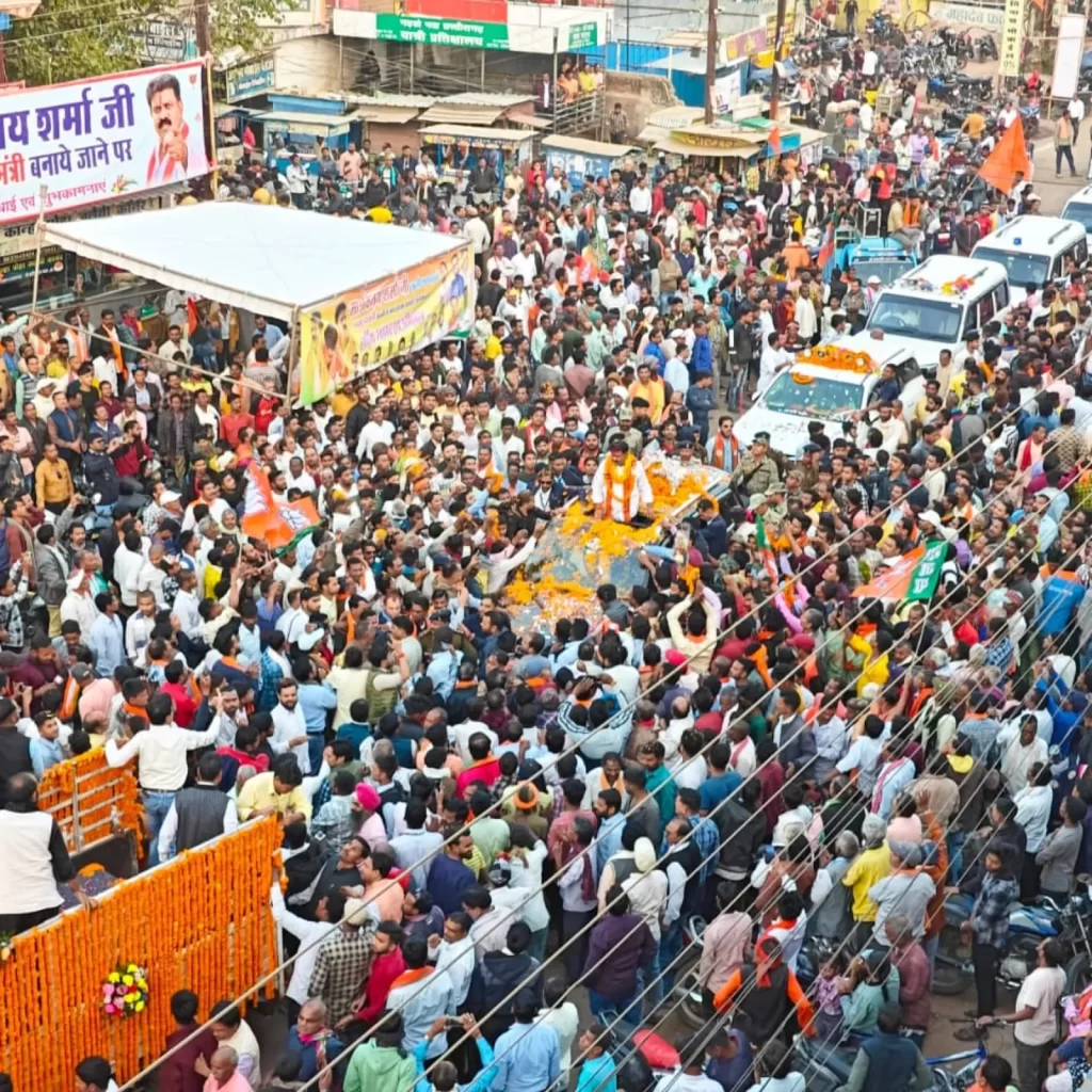 उपमुख्यमंत्री विजय शर्मा के कवर्धा आगमन पर रोड शो व स्वागत में उमड़ा जनसैलाब, विभिन्न संगठनों के द्वारा लड्डुओं से तौलकर किया गया अभिनंदन 4 IMG 20231216 WA1143 1536x1536.jpg
