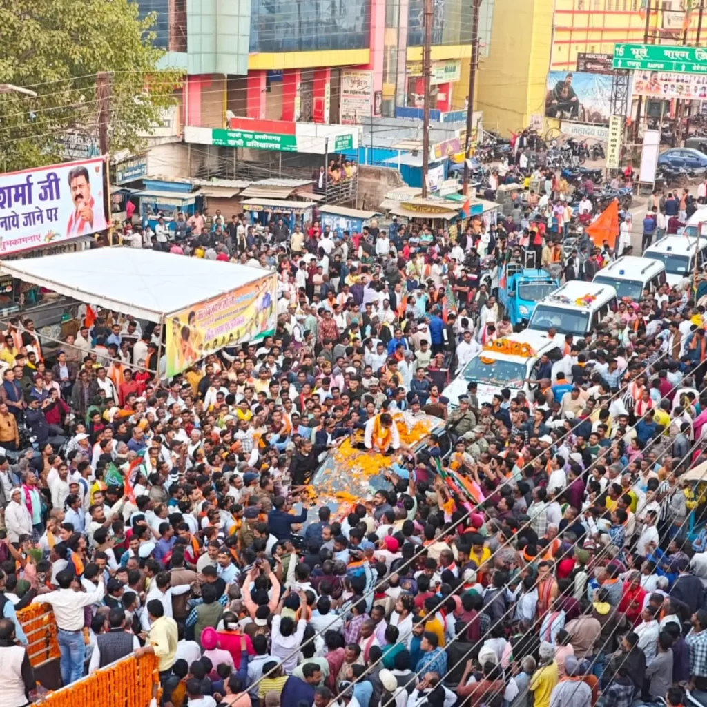 उपमुख्यमंत्री विजय शर्मा के कवर्धा आगमन पर रोड शो व स्वागत में उमड़ा जनसैलाब, विभिन्न संगठनों के द्वारा लड्डुओं से तौलकर किया गया अभिनंदन 5 IMG 20231216 WA1144 1536x1536.jpg
