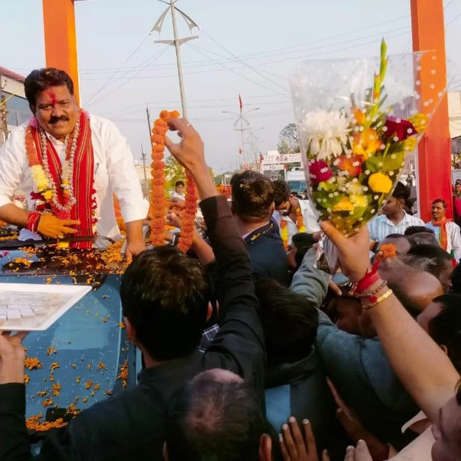 उपमुख्यमंत्री विजय शर्मा के कवर्धा आगमन पर रोड शो व स्वागत में उमड़ा जनसैलाब, विभिन्न संगठनों के द्वारा लड्डुओं से तौलकर किया गया अभिनंदन 1 IMG 20231216 WA1192