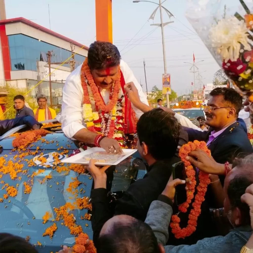 उपमुख्यमंत्री विजय शर्मा के कवर्धा आगमन पर रोड शो व स्वागत में उमड़ा जनसैलाब, विभिन्न संगठनों के द्वारा लड्डुओं से तौलकर किया गया अभिनंदन 2 IMG 20231216 WA1193 1536x1536.jpg 1