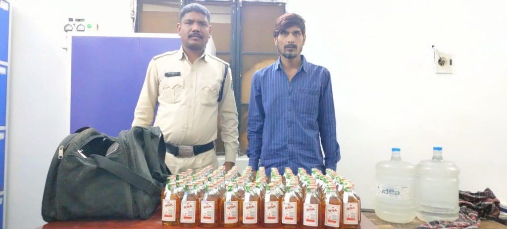 हिस्ट्रीशीटर रवि साहू शराब बेचते गिरफ्तार 1 Untitled 63 copy 14