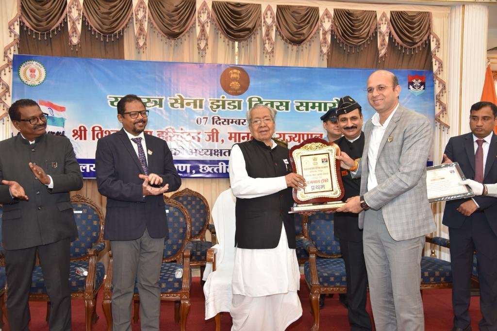 सशस्त्र सेना झण्डा दिवस पर रायपुर हुआ सम्मानित, राज्यपाल ने कलेक्टर को दिया प्रशस्ति पत्र 1 WhatsApp Image 2023 12 07 at 5.31.55 PM