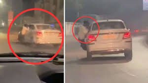 कार की विंडो में हाथ फंसाकर युवक को 3 किमी तक घसीटा, मामूली सी बात पर क्रूरता की हदें पार 1 download 12 21