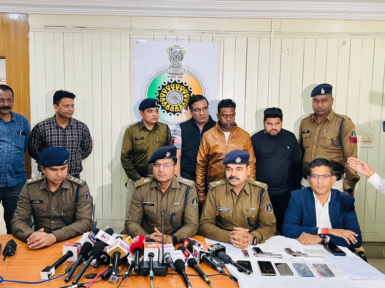 थाना तेलीबांधा क्षेत्र में पिस्टल से फायर कर जानलेवा हमला के मामले में मास्टर माइंड सहित कुल 03 अंतर्राज्यीय आरोपी गिरफ्तार 1 download 74