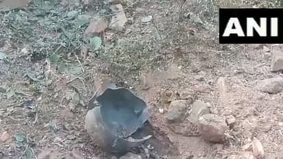 दंतेवाड़ा: IED ब्लास्ट में CRPF के चार जवान घायल, नक्सलियों के बैनर-पोस्टर हटाने के दौरान हुआ विस्फोट 1 ied blast in dantewada 1701493674