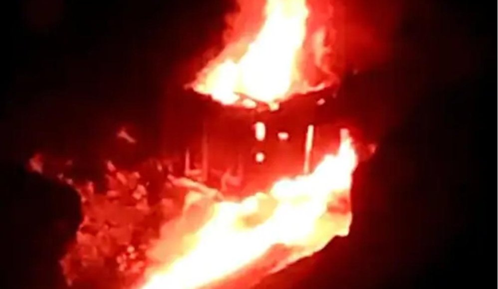 खदान में चिंगारी लगने से फैली आग, जिंदा जलने से बचा ऑपरेटर 1 image editor output image 308666588 1701399079025