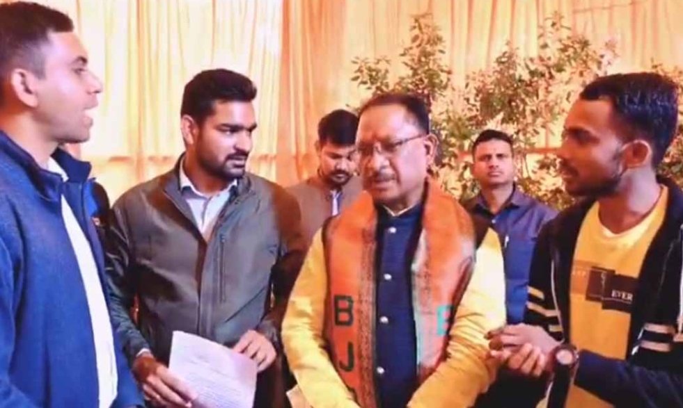 एसआई भर्ती के उम्मीदवारों ने की सीएम विष्णुदेव साय से मुलाकात 1 image editor output image 790309194 1702286590998