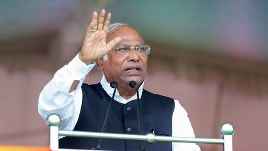 खड़गे तय करेंगे तेलंगाना का मुख्यमंत्री, मीटिंग के बाद विधायकों ने दिया अधिकार 1 images 2023 12 05T130820.954