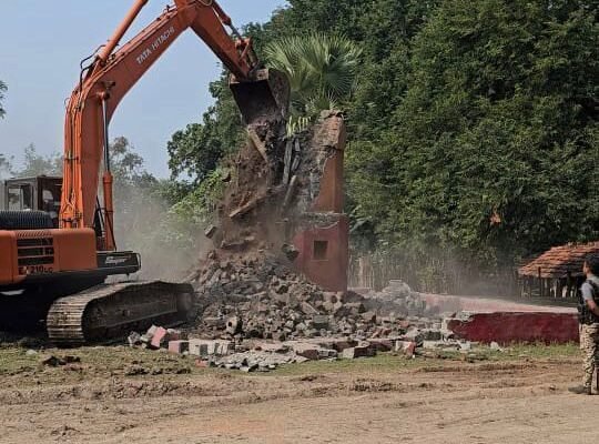 पुलिस ने बस्तर के सलातोंग गांव में नक्सलियों द्वारा बनाये गए विशालकाय स्मारक को किया ध्वस्त 1 news 18 december 540x400 1