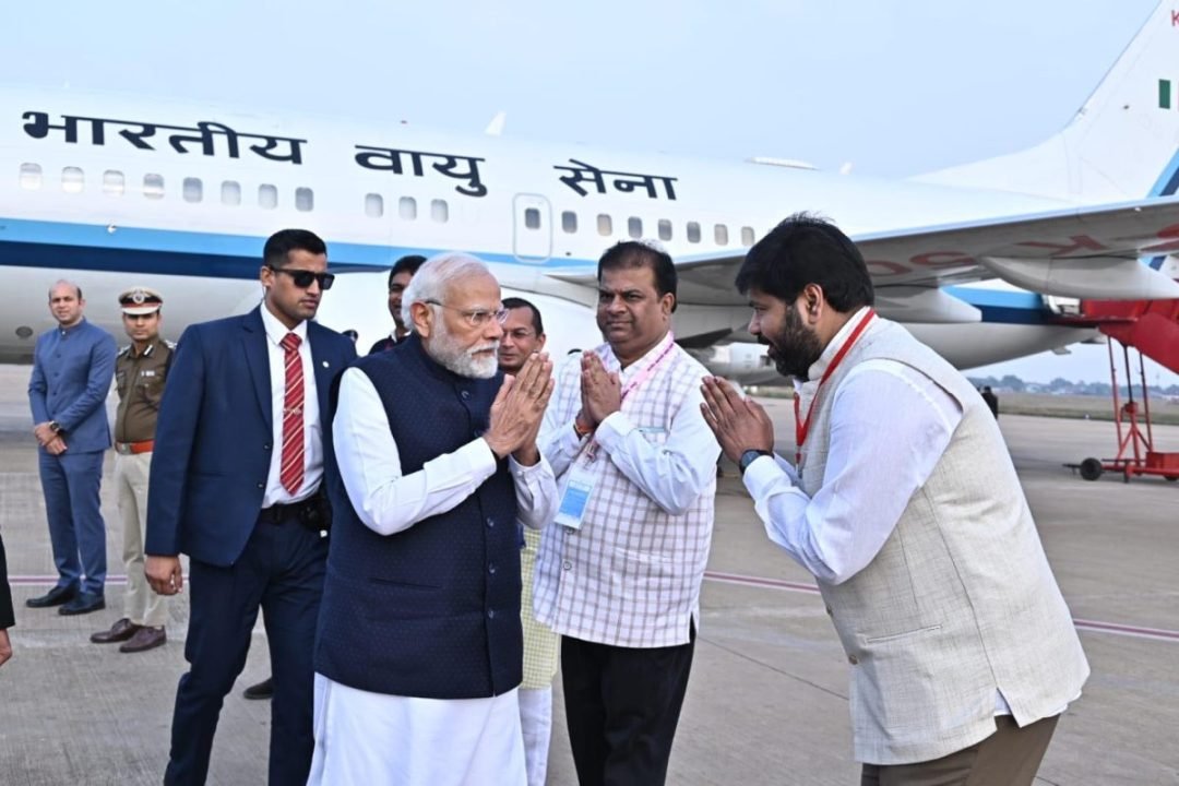 प्रधानमंत्री नरेन्द्र मोदी पहुंचे रायपुर 1 pm Modi reached Raipur cg