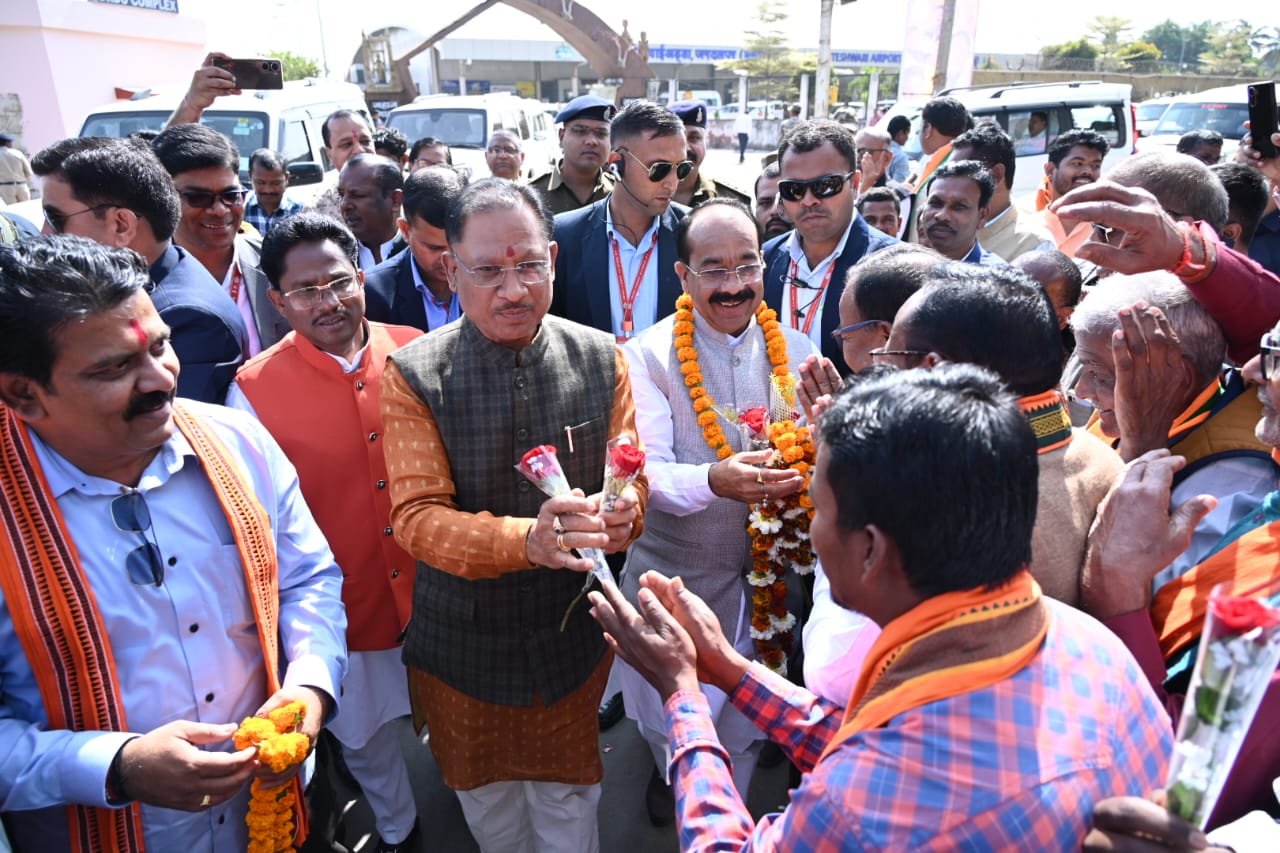 मुख्यमंत्री के प्रथम बस्तर आगमन पर बस्तरवासियों ने चौक-चौराहों में पारम्परिक लोक नृत्यों और पुष्प वर्षा सहित शंखनाद से किया आत्मीय स्वागत<br> 1 1704531479 5b8894a1286ac0e8c968