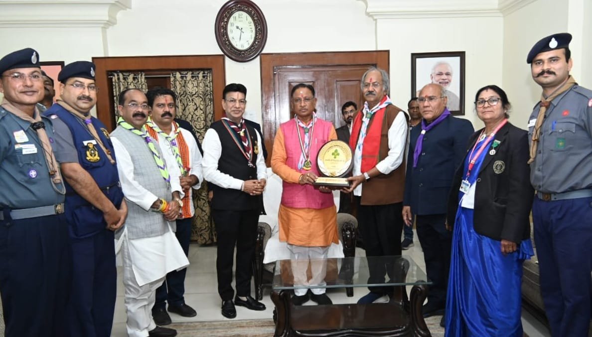 मुख्यमंत्री विष्णु देव साय को स्काउट्स एवं गाइड्स के सदस्यों ने संरक्षक बैज पहना कर अलंकृत किया 1 1705134790 39c0136b602097b1773d