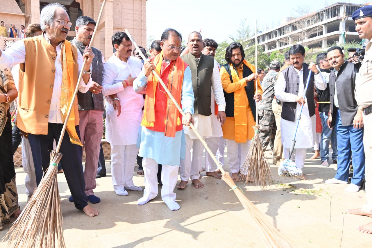 मुख्यमंत्री विष्णुदेव साय ने श्रीराम मंदिर परिसर में स्वच्छता अभियान के तहत झाड़़ू लगाकर की साफ-सफाई<br> <br> 1 1705220851 bcccfa2db7288e5751c3