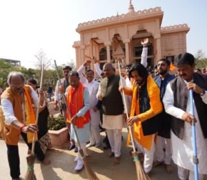 मुख्यमंत्री विष्णुदेव साय ने श्रीराम मंदिर परिसर में स्वच्छता अभियान के तहत झाड़़ू लगाकर की साफ-सफाई<br> <br> 4 1705220865 7b4b2f125dffac742485