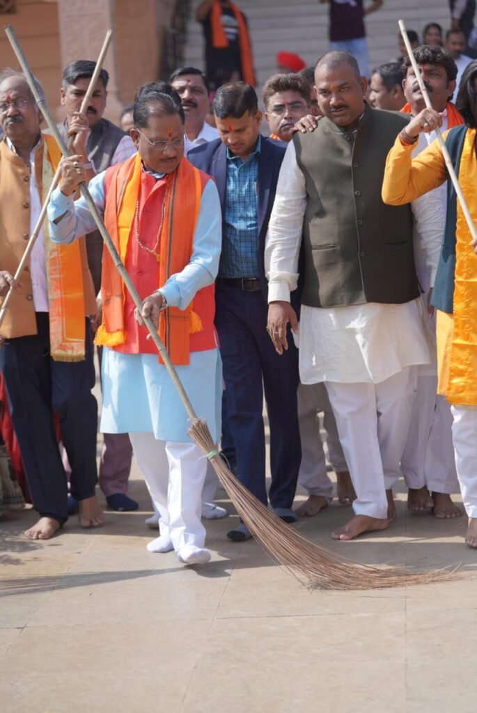 मुख्यमंत्री विष्णुदेव साय ने श्रीराम मंदिर परिसर में स्वच्छता अभियान के तहत झाड़़ू लगाकर की साफ-सफाई<br> <br> 2 1705220879 838b2bd25768abfde6ff