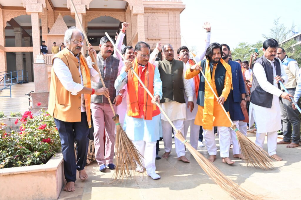 मुख्यमंत्री विष्णुदेव साय ने श्रीराम मंदिर परिसर में स्वच्छता अभियान के तहत झाड़़ू लगाकर की साफ-सफाई<br> <br> 3 1705220896 eb778f37426c9dfced6e